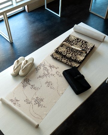 衿秀 草履 「エナメル×雪輪重ね刺繍」 Mサイズ ベージュの画像