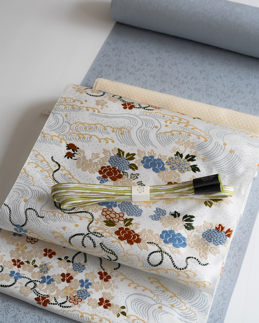 和小物さくら 帯締め 貝の口 撚房 萌黄と白に金糸＜即日発送可＞の画像