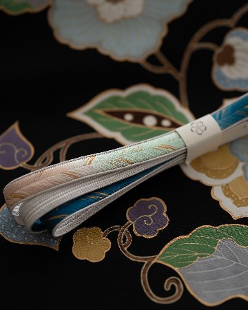 和小物さくら 帯締め 高麗大和段暈し 納戸色から曙色、青磁色（グラデーション）に金糸＜即日発送可＞の画像