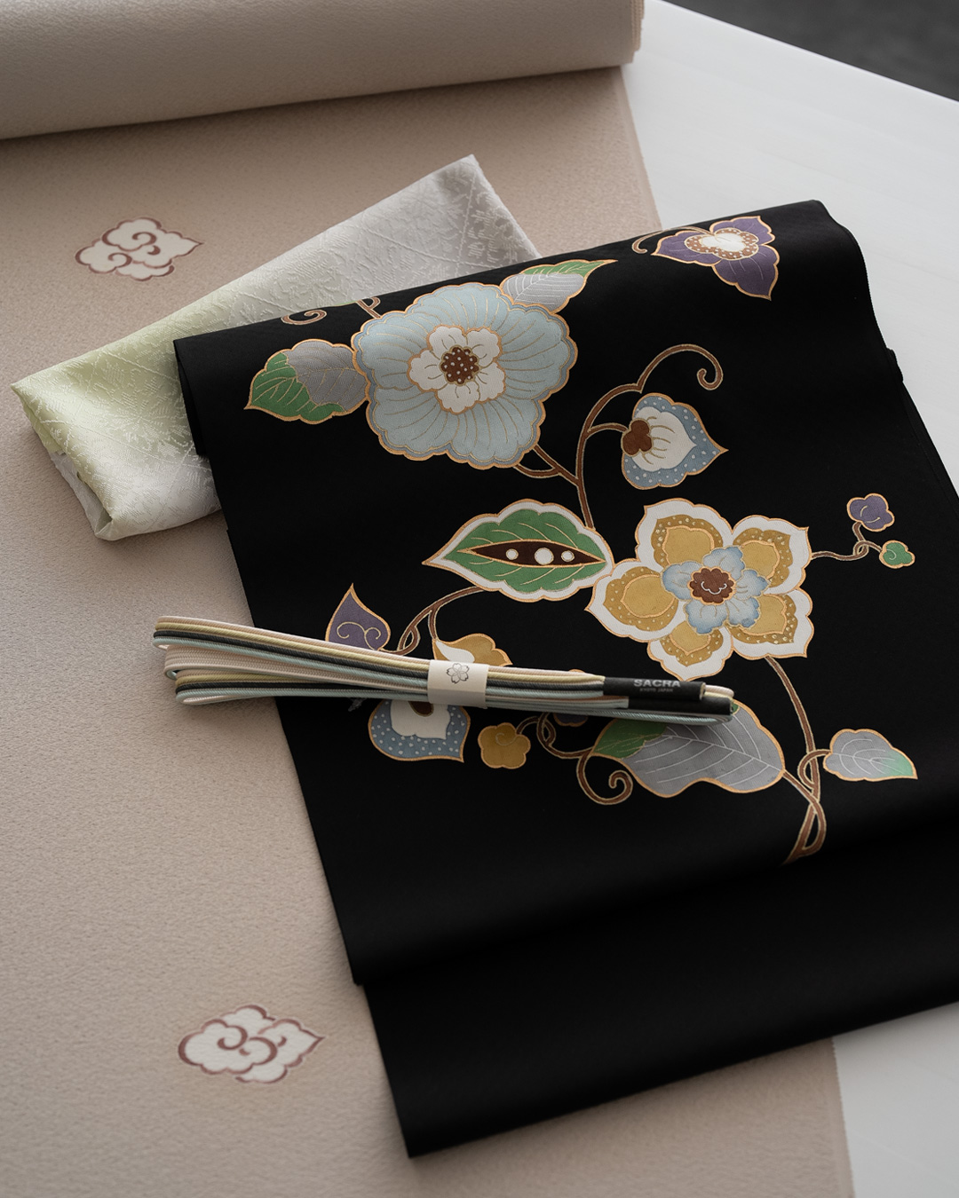 衿秀 帯揚げ 菱花ぼかし 白梅鼠から白緑＜即日発送可＞の画像