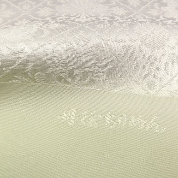 衿秀 帯揚げ 菱花ぼかし 白梅鼠から白緑＜即日発送可＞の画像