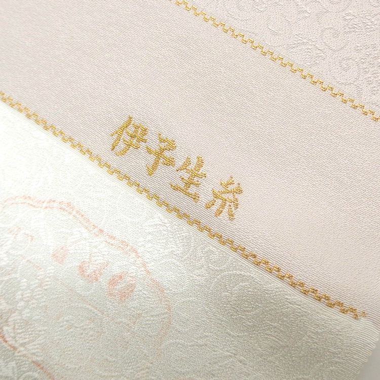 ＜お仕立て代込＞京都丹後の機屋×千成堂着物店 「葡萄唐草 伊予生糸 一尺三分着尺」 桜鼠（色無地）の画像