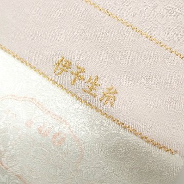 ＜お仕立て代込＞京都丹後の機屋×千成堂着物店 「葡萄唐草 伊予生糸 一尺三分着尺」 桜鼠（色無地）の画像