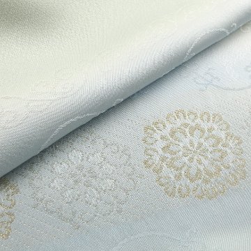 衿秀 帯揚げ 縫取り横段唐草花丸 白緑から藍白 金糸＜即日発送可＞の画像