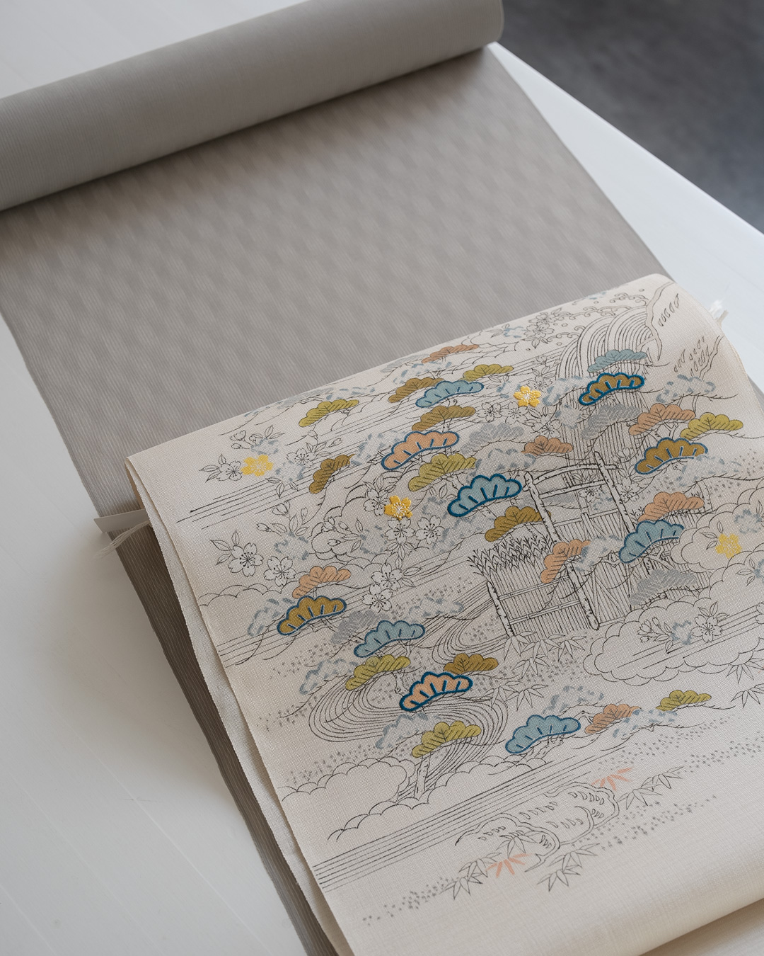 ＜お仕立て代込＞根啓織物 「筬波（十日町明石縮）広巾」  着尺 絹鼠色の画像