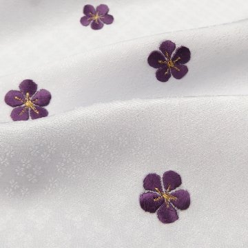 和小物さくら 帯揚げ 横振刺繍 淡藤色に菫色の梅＜即日発送可＞の画像