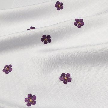 和小物さくら 帯揚げ 横振刺繍 淡藤色に菫色の梅＜即日発送可＞の画像