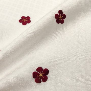 和小物さくら 帯揚げ 横振刺繍 白練に濃紅の梅＜即日発送可＞の画像