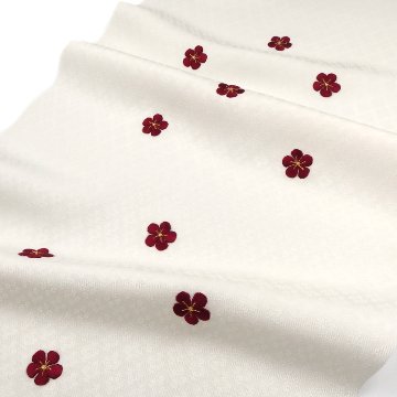 和小物さくら 帯揚げ 横振刺繍 白練に濃紅の梅＜即日発送可＞の画像
