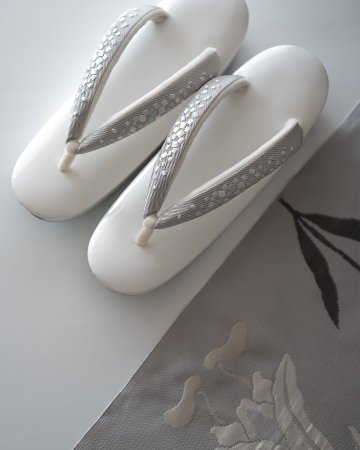 衿秀 草履 「エナメル×"吹雪"刺繍」 千成堂別注 Lサイズ 白に灰青色＜即日発送可＞の画像