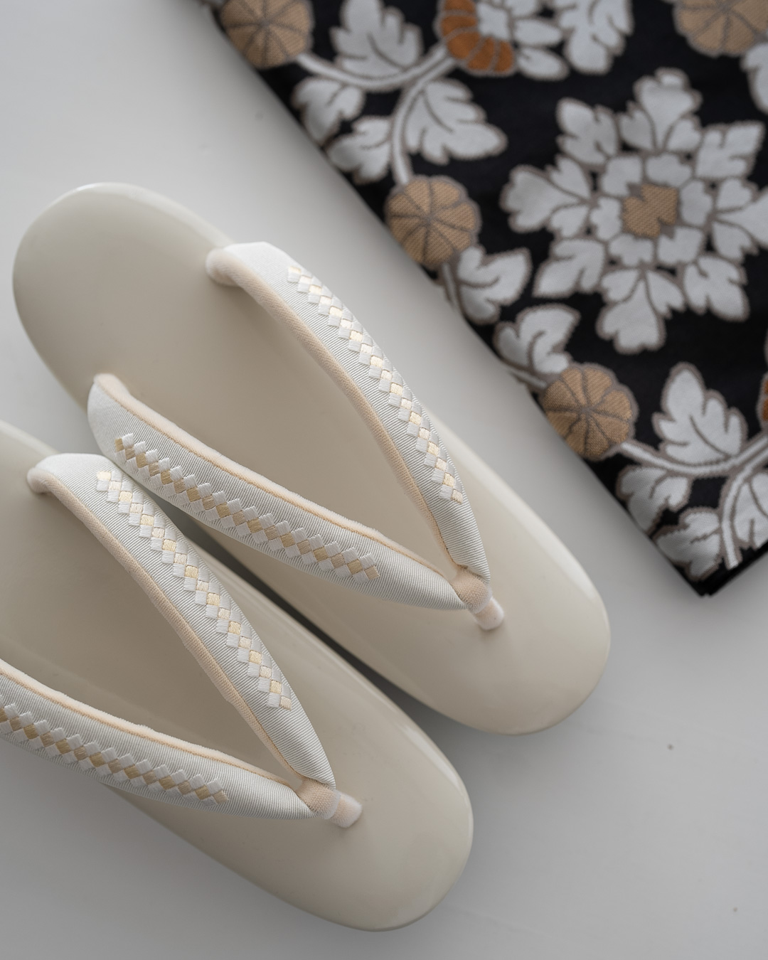 衿秀 草履 「エナメル×"市松"刺繍」 千成堂別注 Mサイズ クリーム色＜即日発送可＞の画像