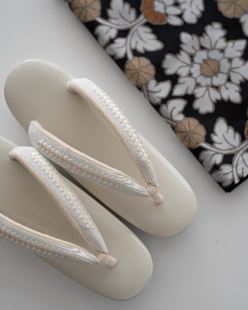 衿秀 草履 「エナメル×"市松"刺繍」 千成堂別注 Mサイズ クリーム色＜即日発送可＞の画像