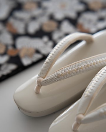 衿秀 草履 「エナメル×"市松"刺繍」 千成堂別注 Mサイズ クリーム色＜即日発送可＞の画像