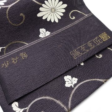 ＜お仕立て代込＞鈴木織物 「菱菊唐草紋」 水衣錦 袋帯 焦茶（紫がかった、濃いめの灰茶色）の画像
