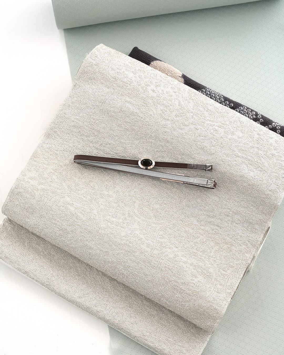 ＜お仕立て代込＞勝山さと子 「二人静」 千成堂別注 九寸名古屋帯 桜草木 / 薄桜・藍白に銀糸 の画像