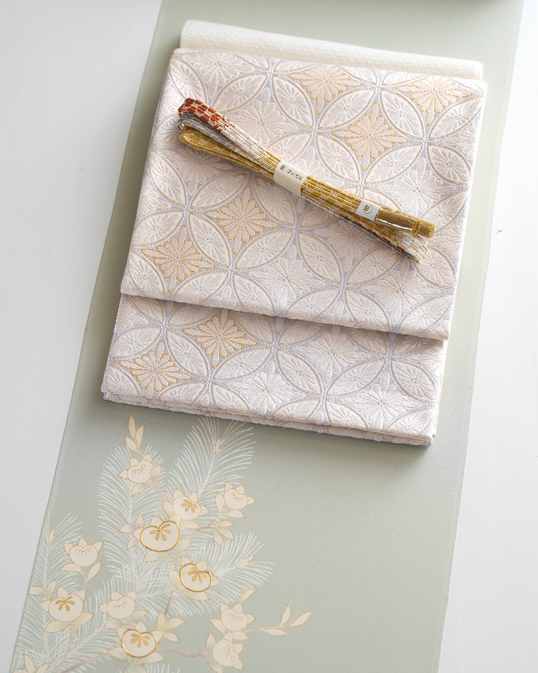 京都丹後の機屋×千成堂着物店 「鱗文」 銀節糸の帯揚げ 白×銀＜即日発送可＞ の画像