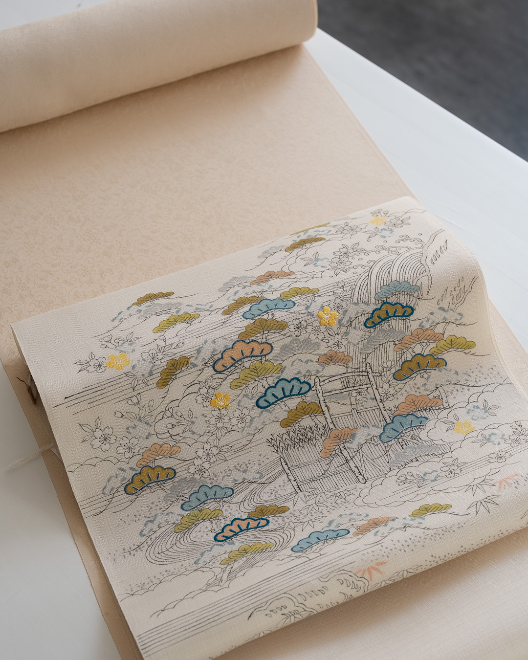 ＜お仕立て代込＞京都丹後の機屋×千成堂着物店 「葡萄唐草 伊予生糸 一尺三分着尺」 灰橙（はいだいだい）（色無地）の画像