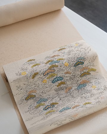 ＜お仕立て代込＞京都丹後の機屋×千成堂着物店 「葡萄唐草 伊予生糸 一尺三分着尺」 灰橙（はいだいだい）（色無地）の画像