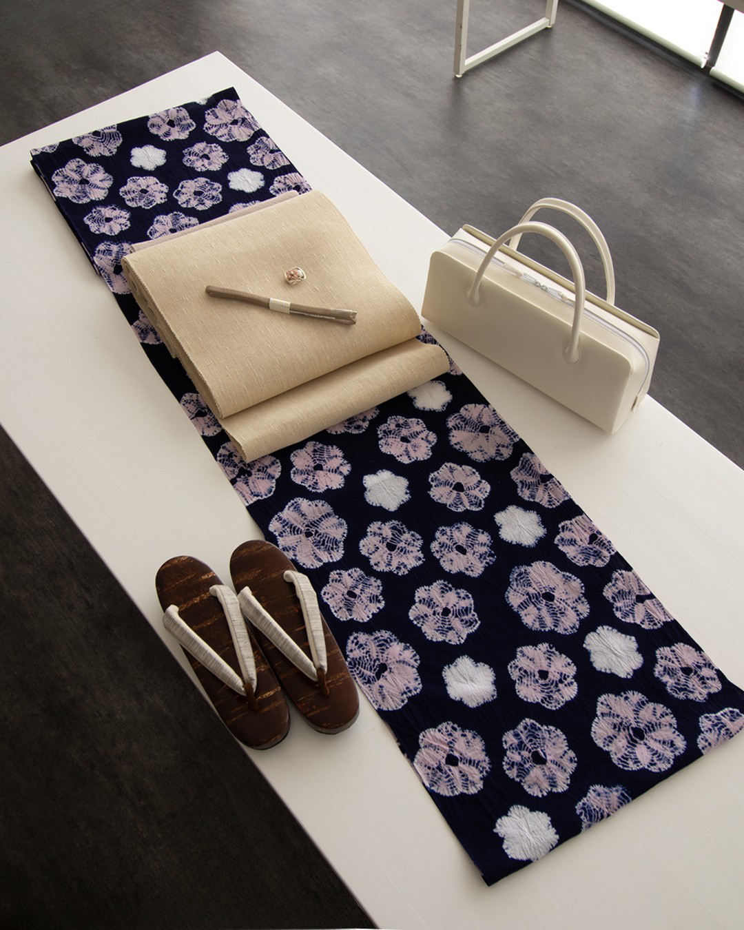 ＜お仕立て代込＞有松絞 「万寿菊」 浴衣 藍色に撫子色（灰ピンク系） 着尺（綿生地）の画像