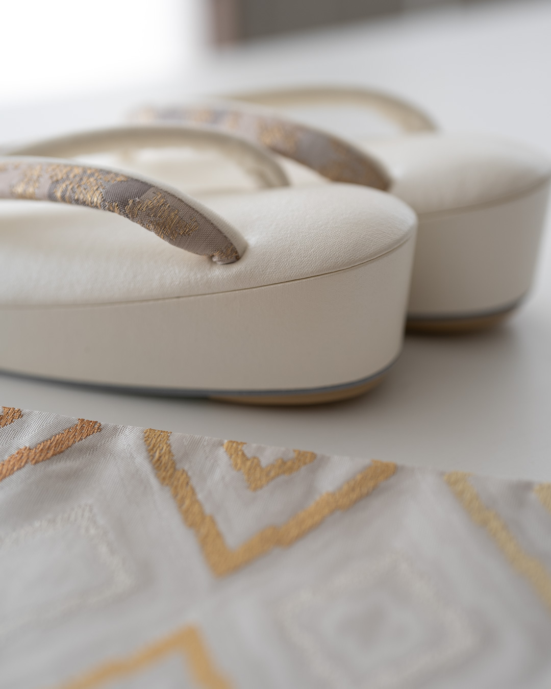 勝山さと子×和小物さくら 草履 「ハンプ×帯地」 千成堂別注 白生成 Mサイズ の画像