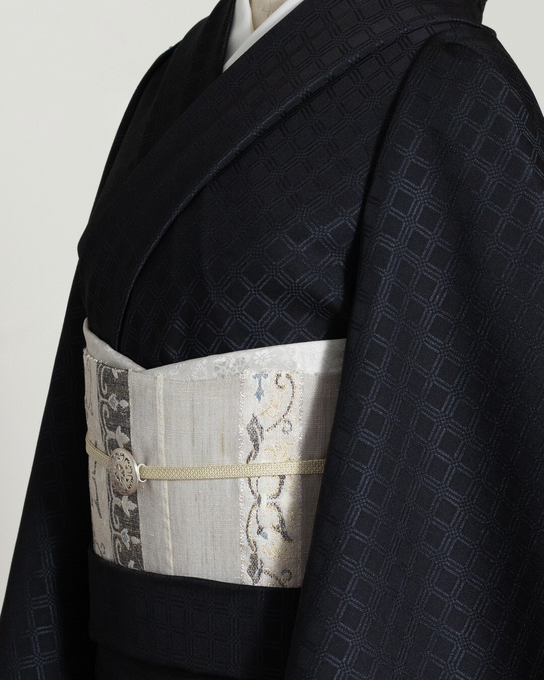 ＜お仕立て代込＞京都丹後の機屋×千成堂着物店 「野蚕白着尺 吉野格子文」濃墨 （色無地）の画像