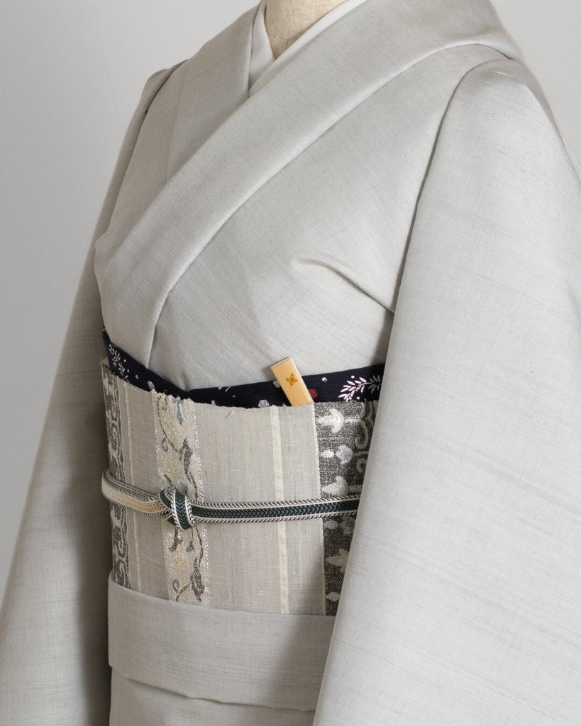 本場久米島紬（織り手：大城美枝子） 「ユウナ染・無地」 着尺 白花色（グレー）＜お仕立て代込＞の画像