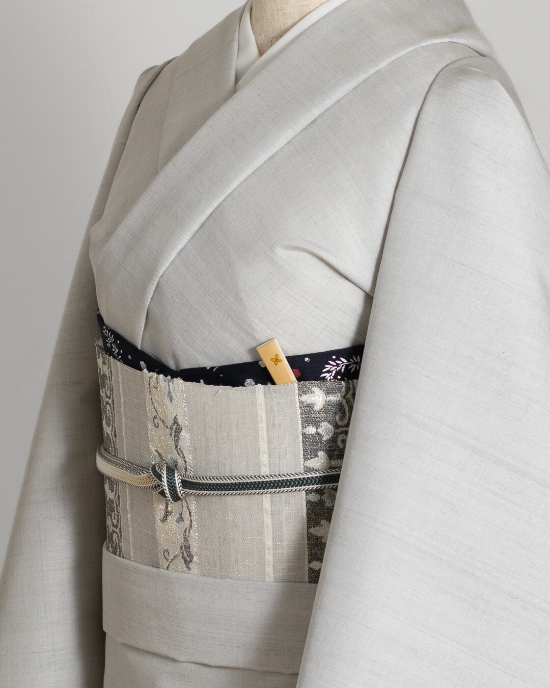 ＜お仕立て代込＞本場久米島紬（織り手：大城美枝子） 「ユウナ染・無地」 着尺 白花色（グレー）の画像