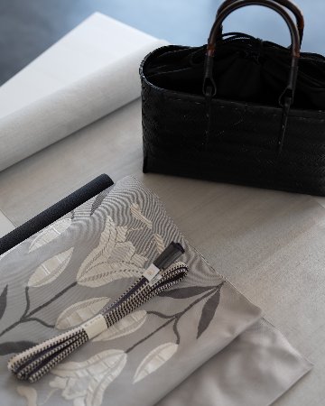 ＜お仕立て代込＞本場久米島紬（織り手：大城美枝子） 「ユウナ染・無地」 着尺 白花色（グレー）の画像