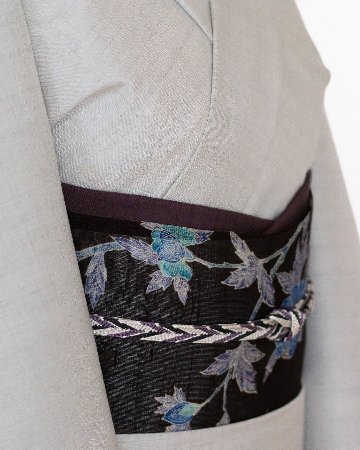 ＜お仕立て代込＞本場久米島紬（織り手：大城美枝子） 「ユウナ染・無地」 着尺 白花色（グレー）の画像