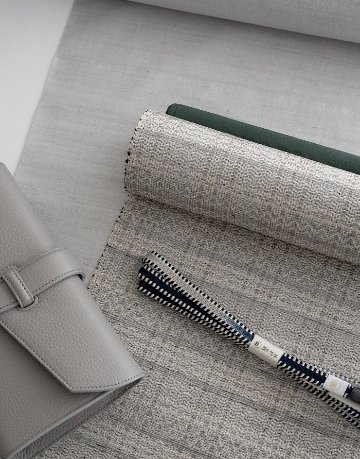 ＜お仕立て代込＞本場久米島紬（織り手：大城美枝子） 「ユウナ染・無地」 着尺 白花色（グレー）の画像