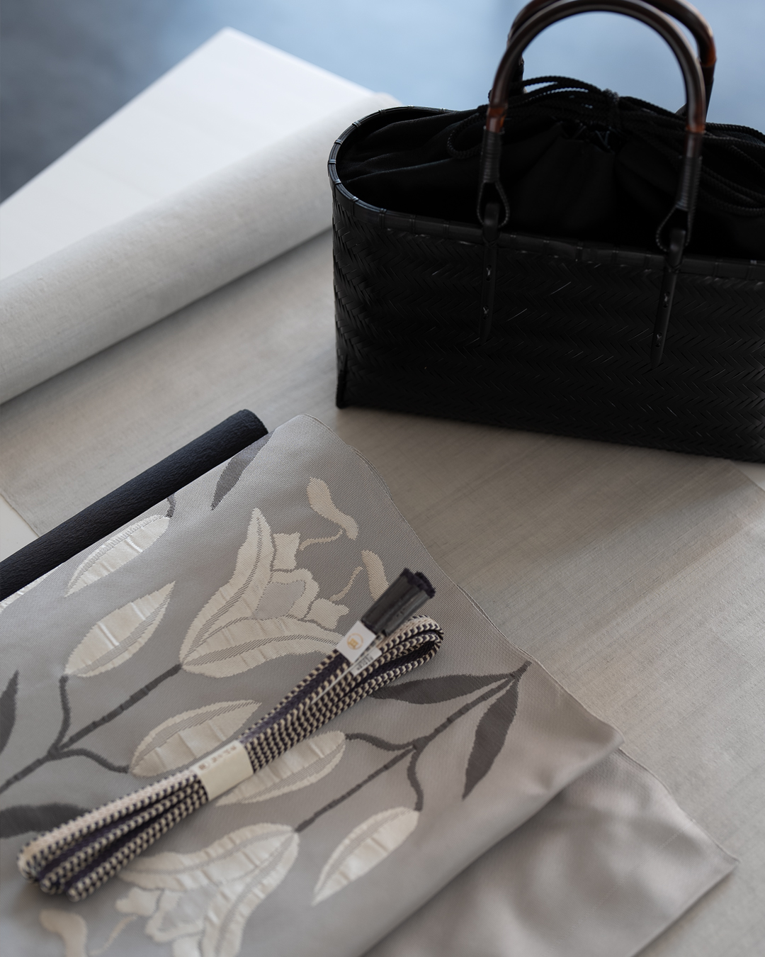 ＜お仕立て代込＞洛風林 「百合文（中喪・洒落兼用）」 九寸名古屋帯 灰白練（グレー系）の画像