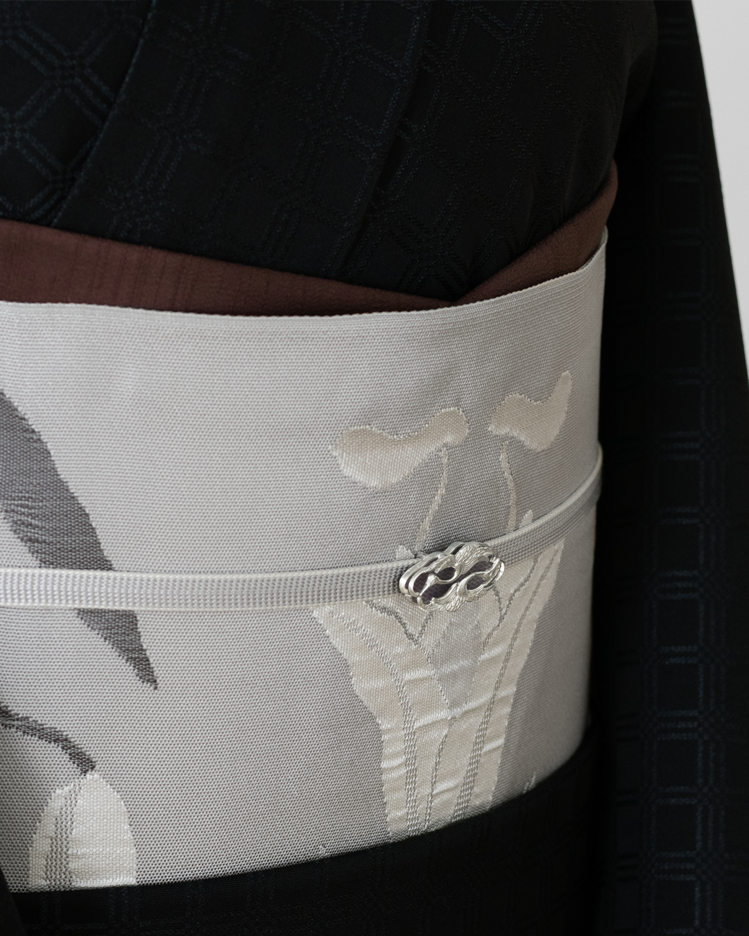 洛風林 「百合文（中喪・洒落兼用）」 九寸名古屋帯 灰白練（グレー系）＜お仕立て代込＞の画像