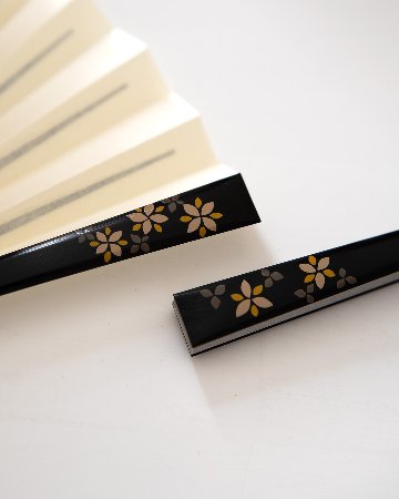 橋爪玲子 漆絵の扇子 「三弁花 白茶・黄」 黒染の竹(黒系)の画像