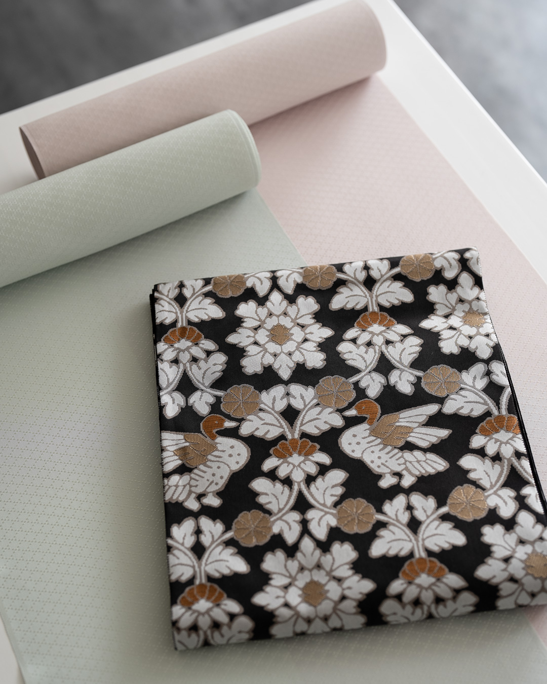 ＜お仕立て代込＞京都丹後の機屋×千成堂着物店 「野蚕白着尺 菱」 青磁鼠（灰グリーン系・色無地） の画像