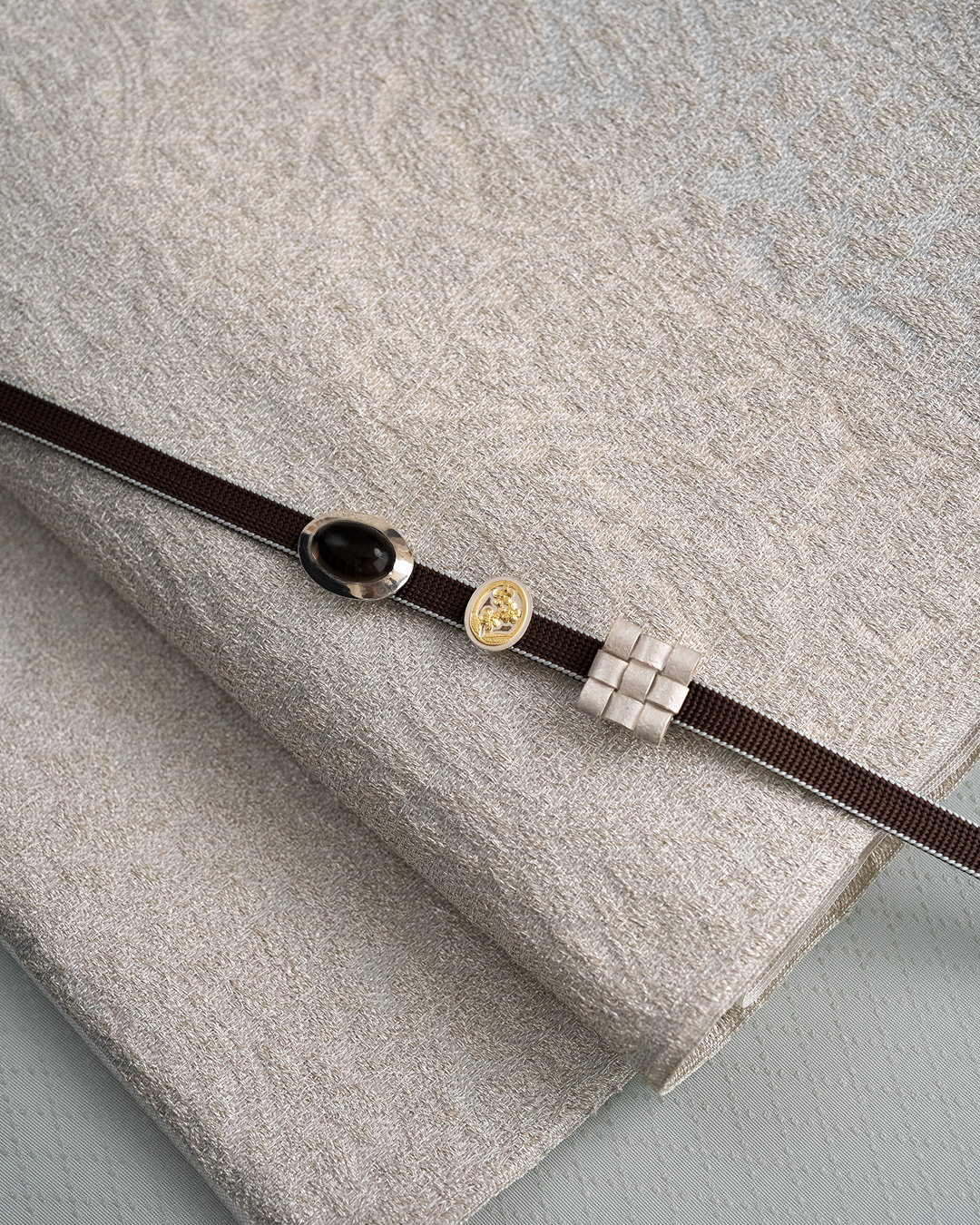 ＜お仕立て代込＞京都丹後の機屋×千成堂着物店 「野蚕白着尺 菱」 青磁鼠（灰グリーン系・色無地） の画像