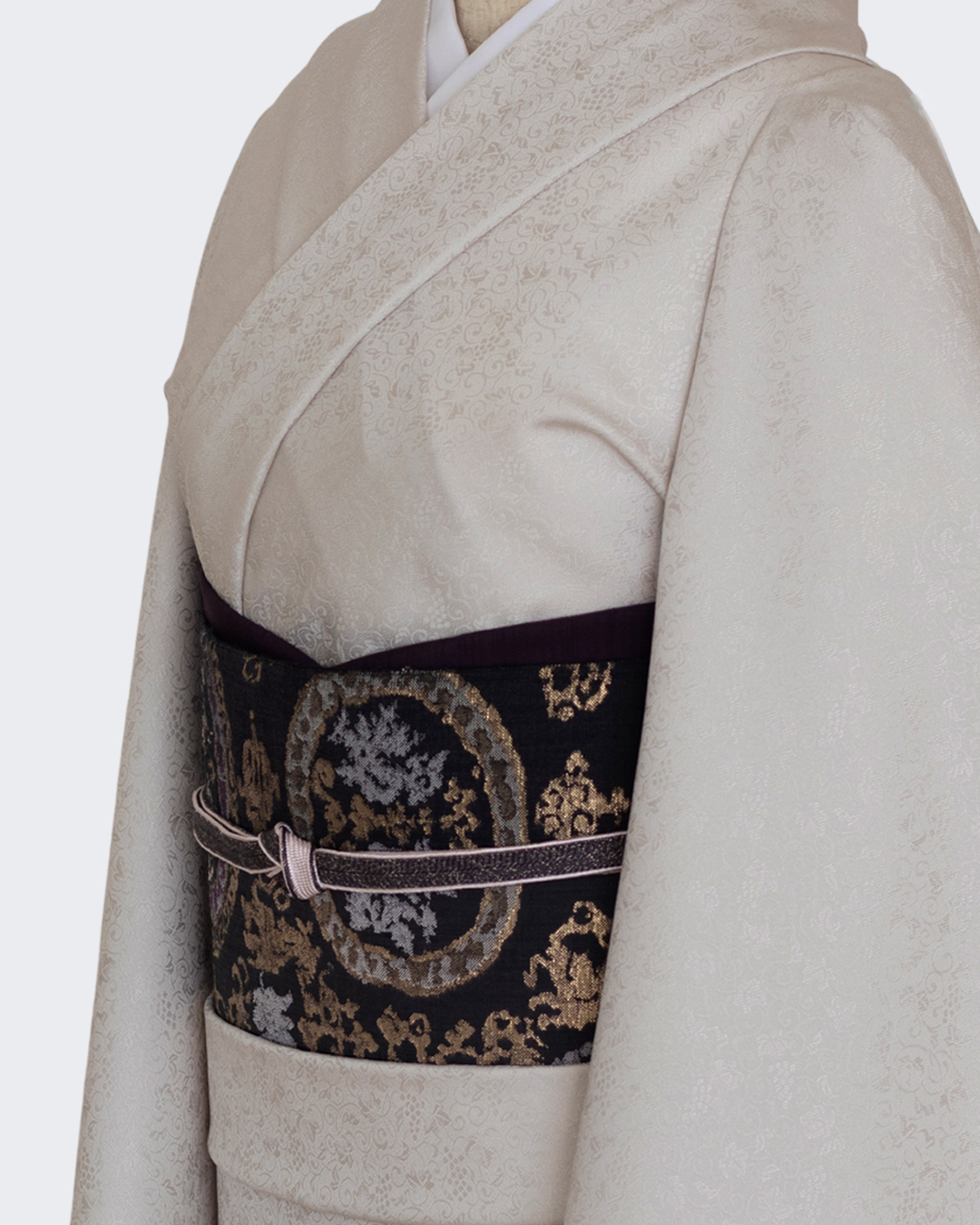 ＜お仕立て代込＞京都丹後の機屋×千成堂着物店 「葡萄唐草 伊予生糸 一尺三分着尺」 素色 グレーみのベージュ系（色無地）の画像