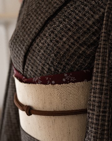 ＜お仕立て代込＞伊集院リキ商店 本場大島紬 「絣残糸 格子・泥染」 着尺 焦茶の画像