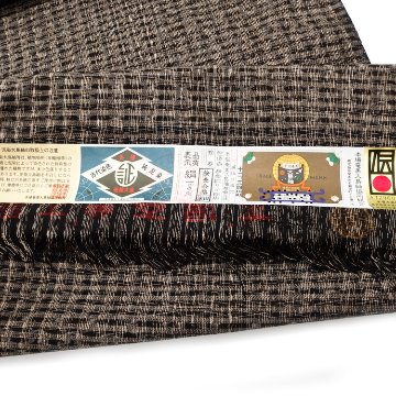 ＜お仕立て代込＞伊集院リキ商店 本場大島紬 「絣残糸 格子・泥染」 着尺 焦茶の画像