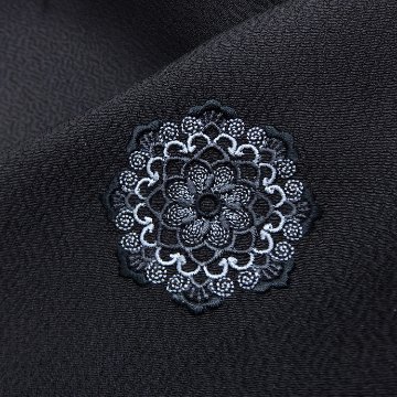 ＜お仕立て代込＞千成堂着物店 「刺繍×飛び柄の小紋」 羽織 道行 着物衿コート ちりよけ 道中着に 黒紫色の画像