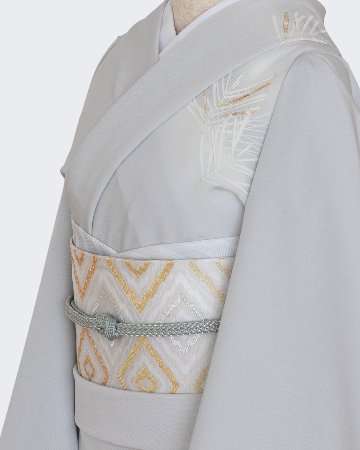 ＜お仕立て代込＞吉澤「松に四季」千成堂別注 友禅の付下げ 灰白色 の画像