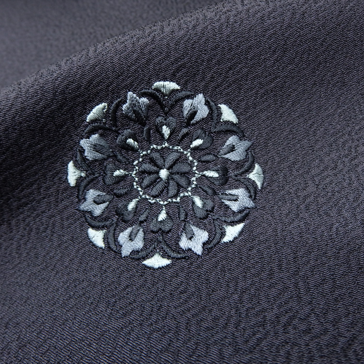 ＜お仕立て代込＞千成堂着物店 「刺繍×飛び柄の小紋」 羽織 道行 着物衿コート ちりよけ 道中着に 濃墨色の画像