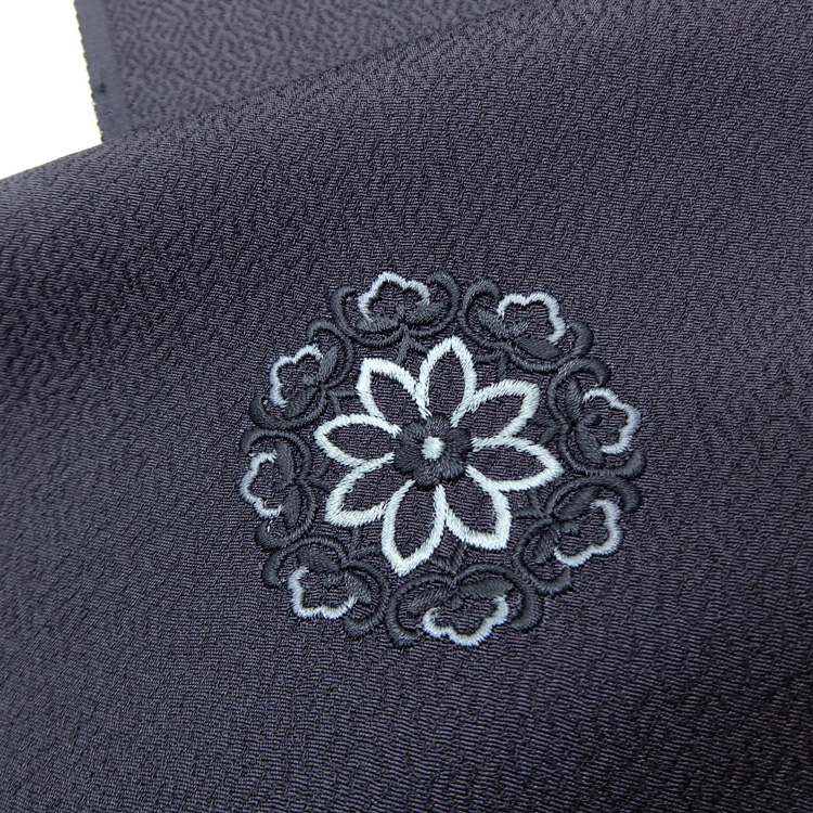＜お仕立て代込＞千成堂着物店 「刺繍×飛び柄の小紋」 羽織 道行 着物衿コート ちりよけ 道中着に 濃墨色の画像