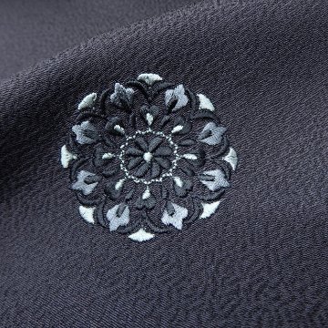 ＜お仕立て代込＞千成堂着物店 「刺繍×飛び柄の小紋」 羽織 道行 着物衿コート ちりよけ 道中着に 濃墨色の画像