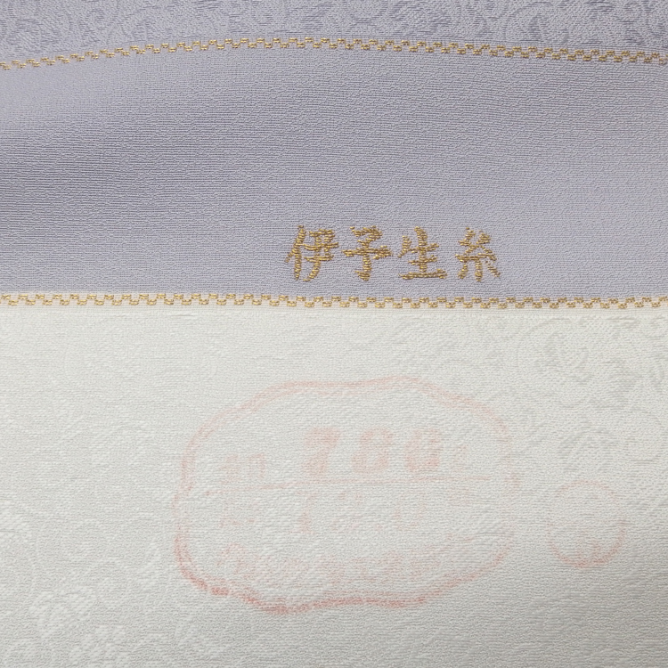 ＜お仕立て代込＞京都丹後の機屋×千成堂着物店 「葡萄唐草 伊予生糸 一尺三分着尺」 紫鼠 グレーみの紫系（色無地）の画像