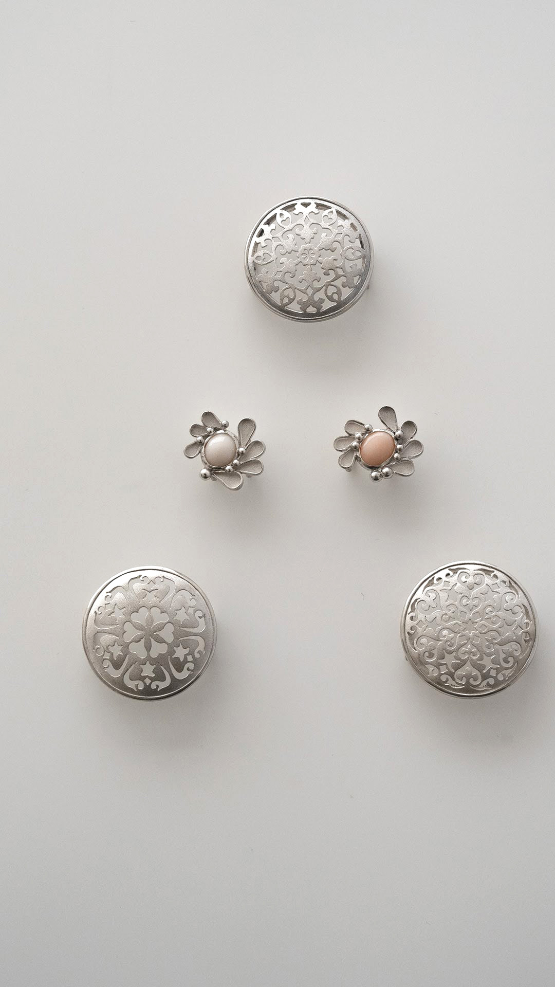 時園和代（TOKISONO）彫金の帯留め 「羽ばたき×珊瑚（ピンク）」 千成堂別注の画像