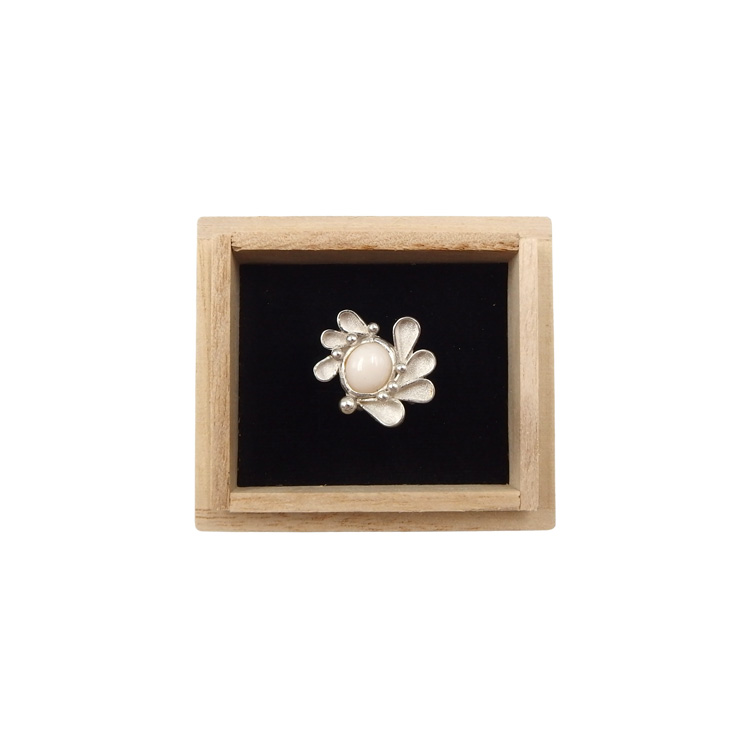 時園和代（TOKISONO）彫金の帯留め 「羽ばたき×珊瑚（白）」 千成堂別注の画像