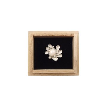 時園和代（TOKISONO）彫金の帯留め 「羽ばたき×珊瑚（白）」 千成堂別注の画像
