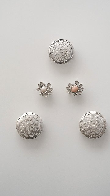 時園和代（TOKISONO）彫金の帯留め 「羽ばたき×珊瑚（白）」 千成堂別注の画像