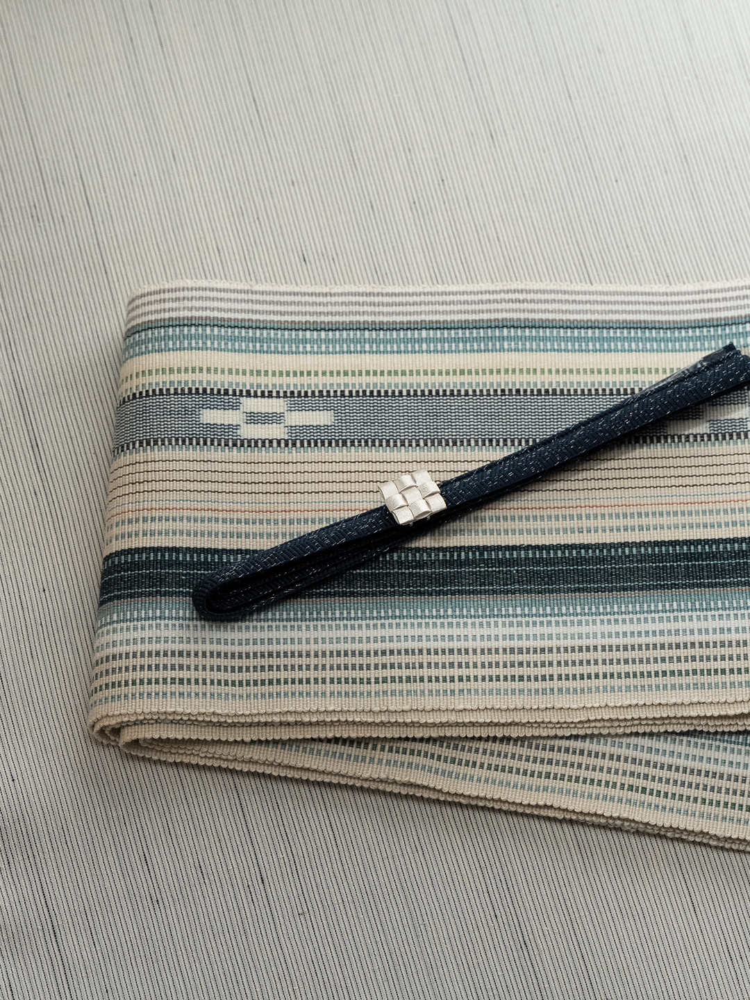 衿秀 帯締め 三分紐 紺色に銀糸 ＜即日発送可＞の画像