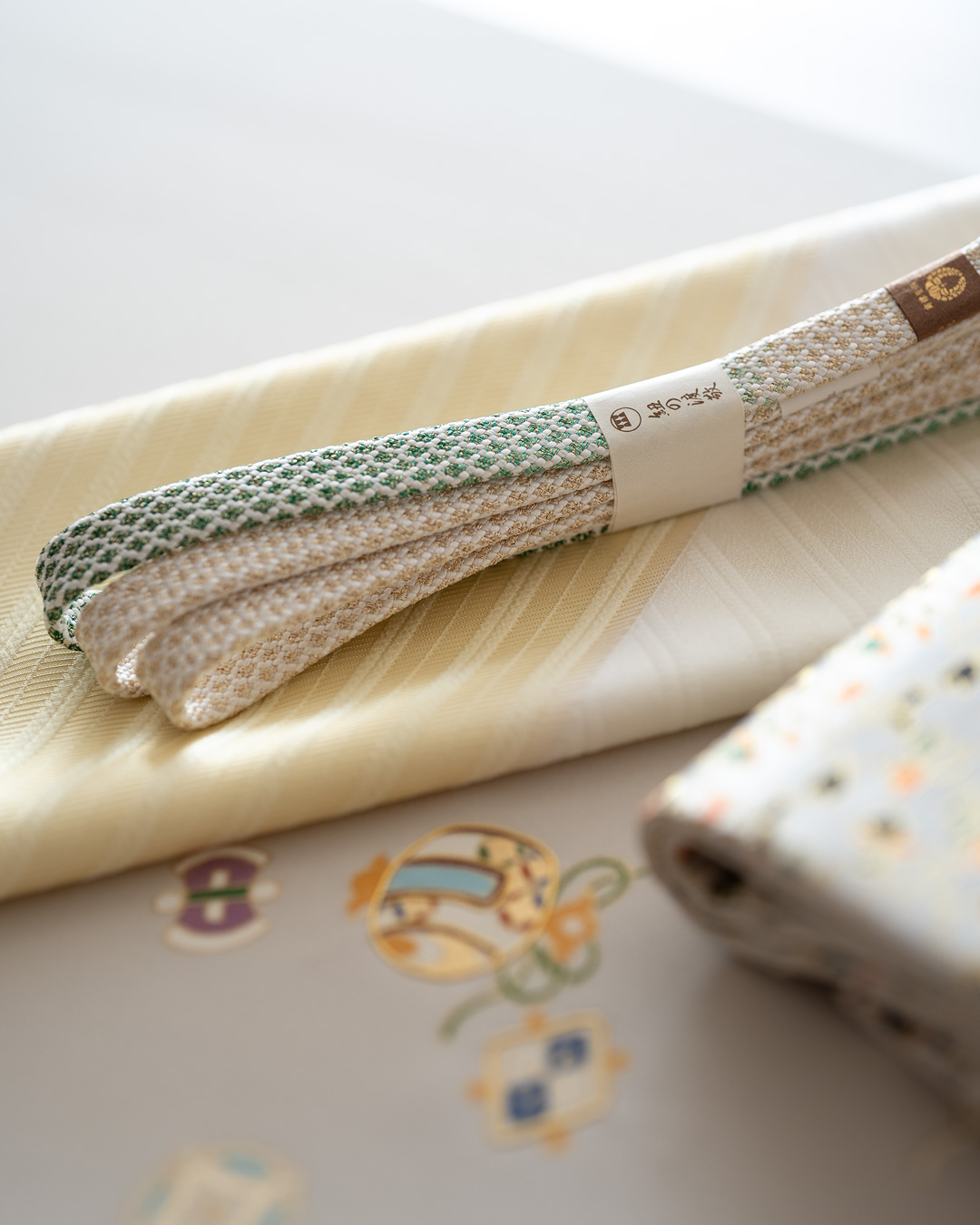 渡敬×四代 藤三郎紐 帯締め 東亀甲片ボカシ撚房 白から常磐色（緑）にぼかし・金糸＜即日発送可＞の画像